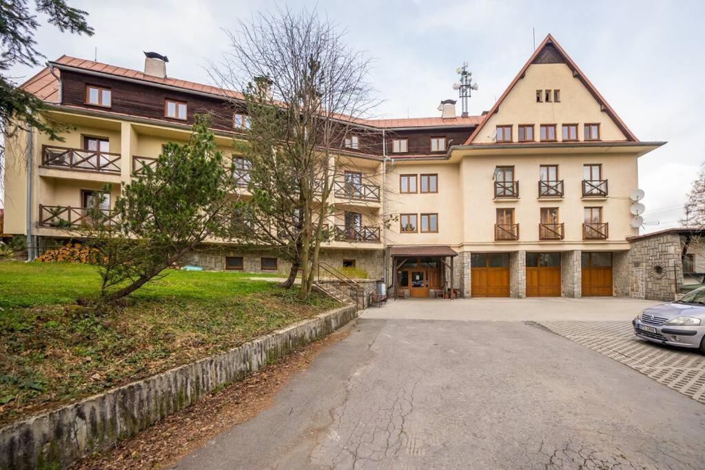 Kunčice pod OndřejníkemProstorny Apartman Pro 4 Osoby V Beskydechアパートメント エクステリア 写真